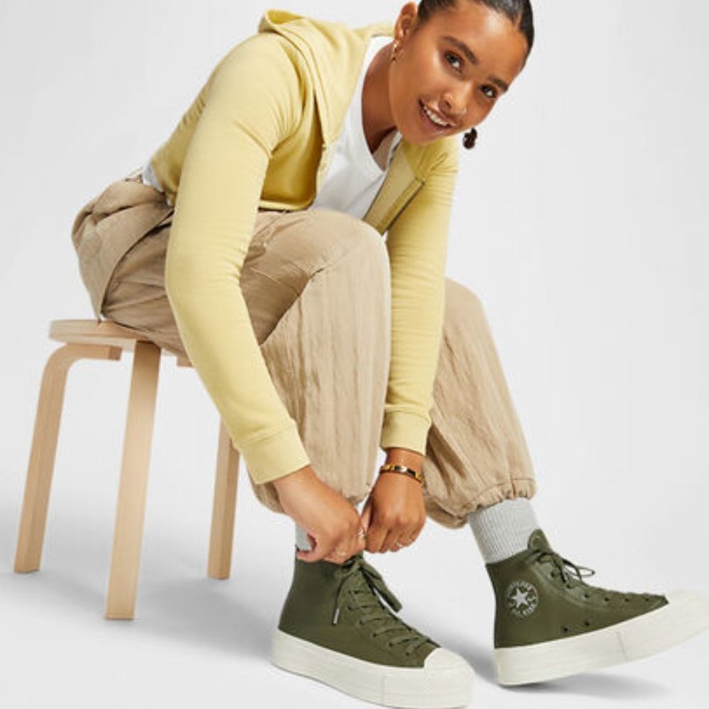CONVERSE Chuck Taylor All Star Lift Platform Leather in Utility Green/Silver. 8 - Picture 5 of 14
